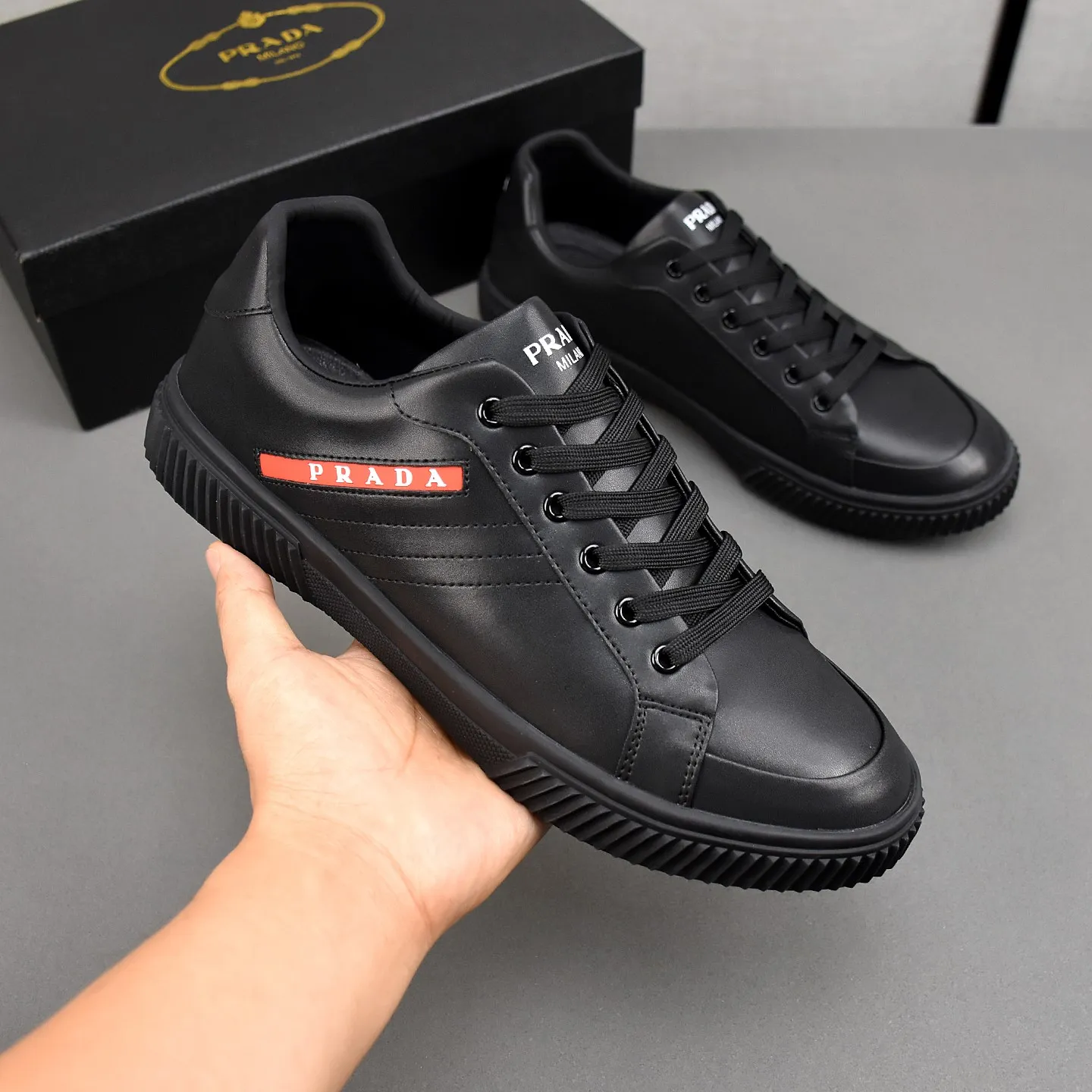 PP420👟👟👟Prada set off the audience! Prada, an international brand that is constantly innovating, this men's casual shoe, the original version, made of cowhide leather at a ratio of one to one at the store, with leather feet and rubber non-slip outsole, breathable and comfortable, quality speaks for itself👄38-44